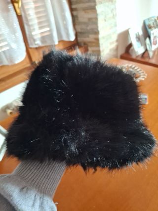 Bellissimo cappello in ecopelliccia 