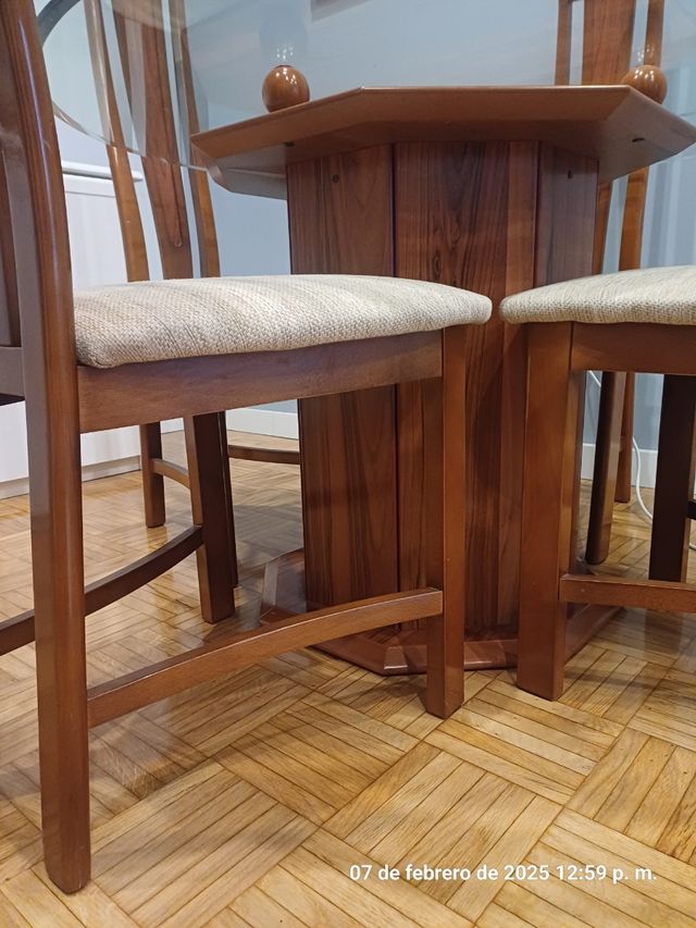 Mesa cristal y 4 sillas.