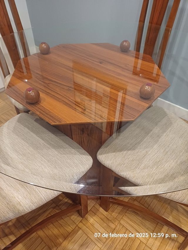 Mesa cristal y 4 sillas.