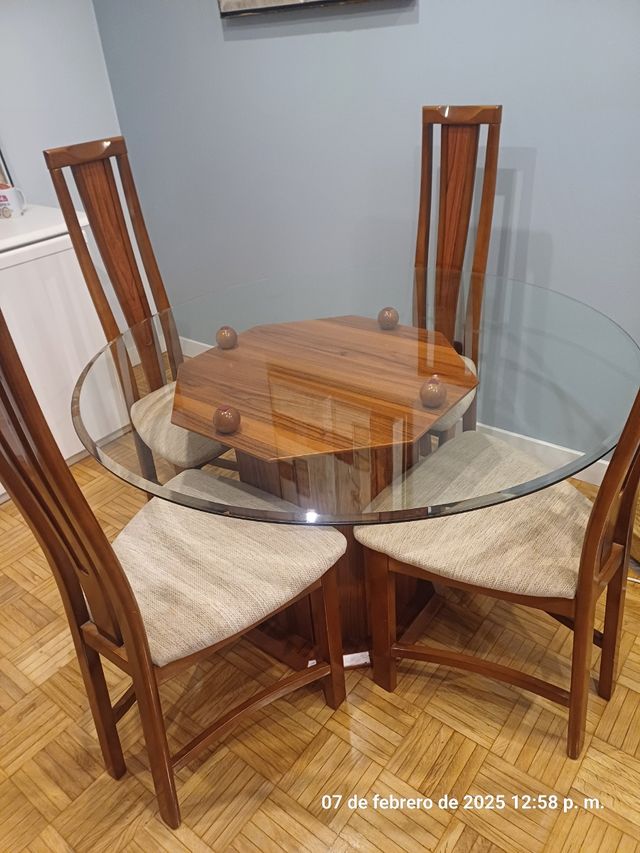 Mesa cristal y 4 sillas.