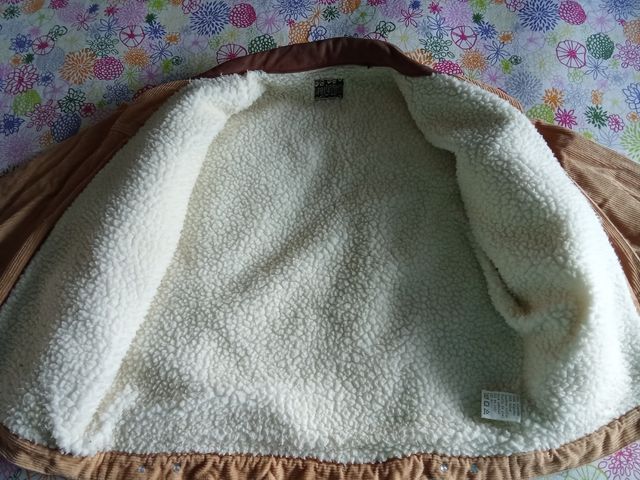 Chaqueta de pana marrón y borreguito