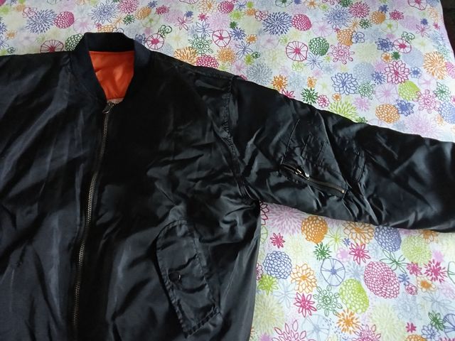 Bomber negra de Harley Davidson 