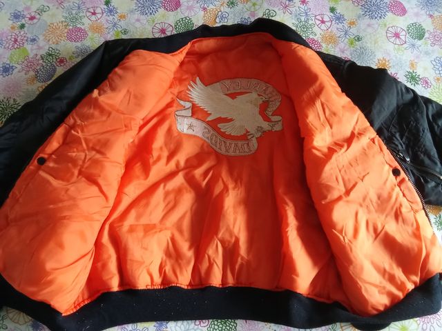 Bomber negra de Harley Davidson 