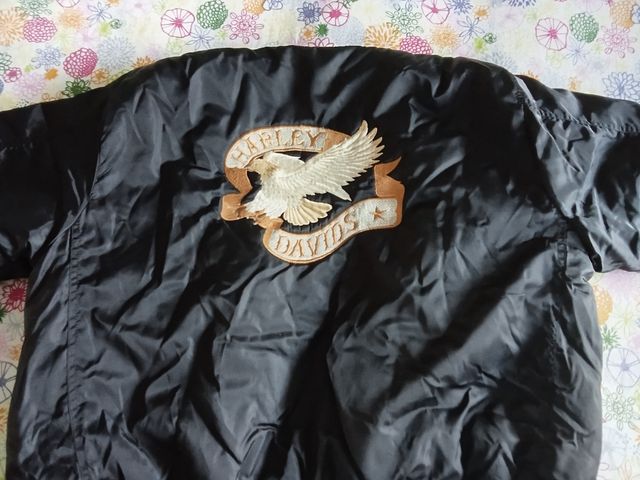 Bomber negra de Harley Davidson 