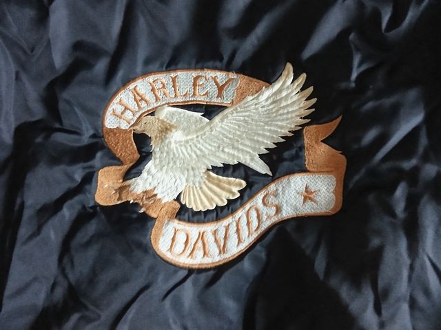 Bomber negra de Harley Davidson 