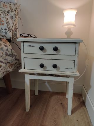 Mesita antigua de madera