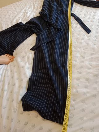 Mono Bershka azul marino con raya fina