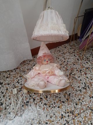 Lampada rosa con bambola 