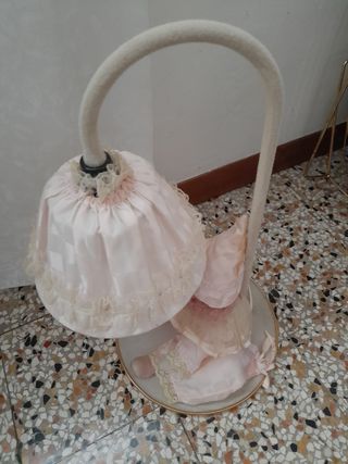 Lampada rosa con bambola 