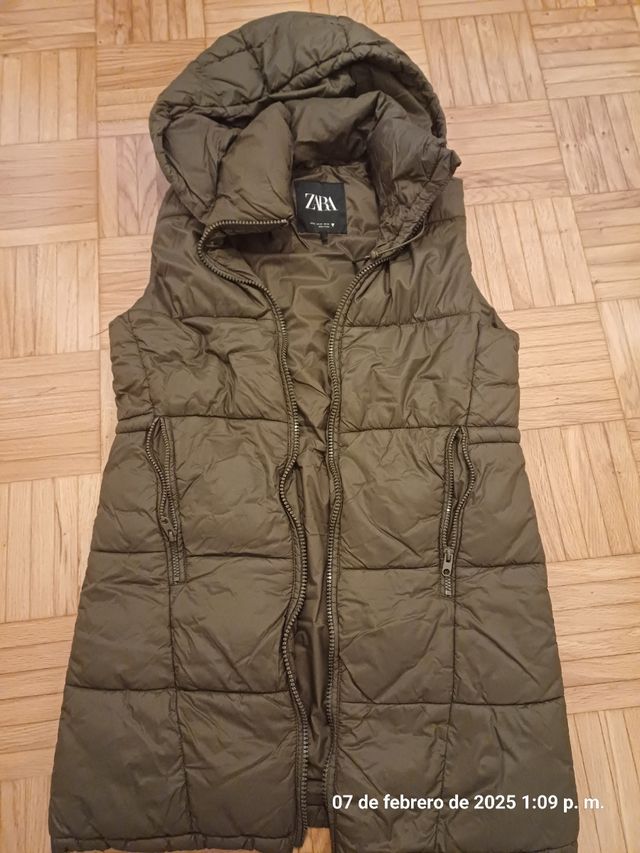 Chaleco verde de Zara, amplio.
