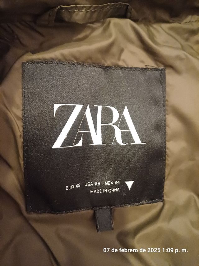 Chaleco verde de Zara, amplio.