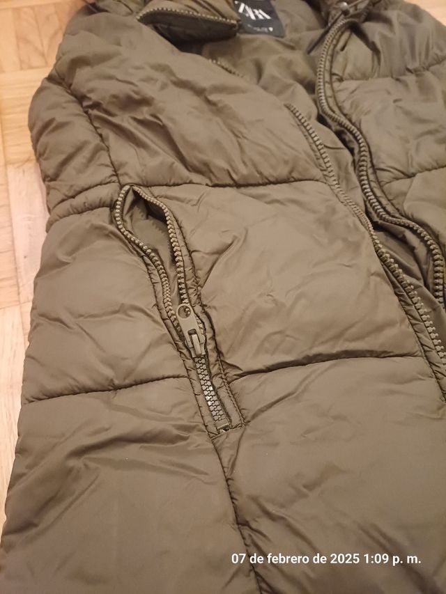 Chaleco verde de Zara, amplio.