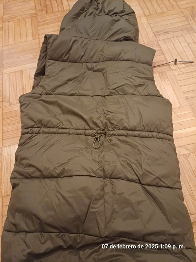 Chaleco verde de Zara, amplio.