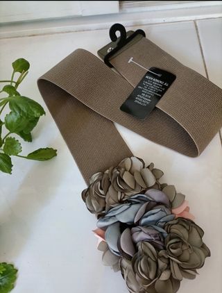 NUEVO. Cinturón fiesta con flores
