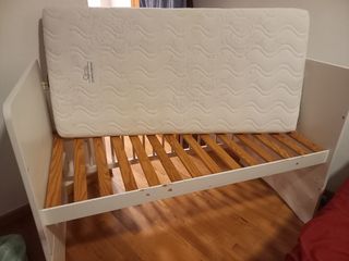 Cuna convertible en cama con colchón