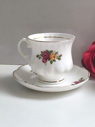 Preciosa taza y platillo porcelana inglesa