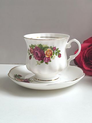 Preciosa taza y platillo porcelana inglesa