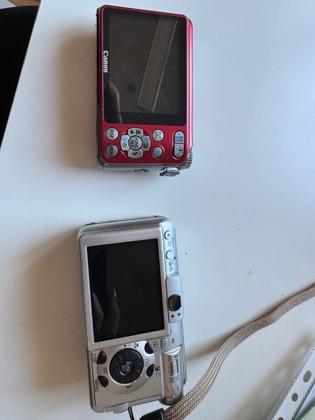 Dos camaras digitales para piezas