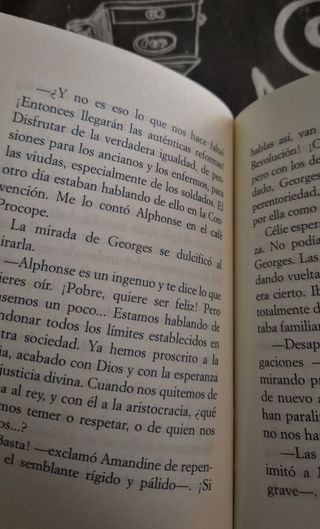 A la sombra de la guillotina / A Dish Taken Cold (Spanish Edition)