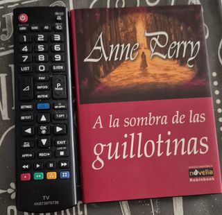 A la sombra de la guillotina / A Dish Taken Cold (Spanish Edition)