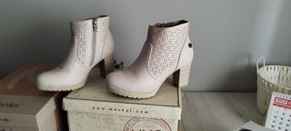 Botines color beige de XTI