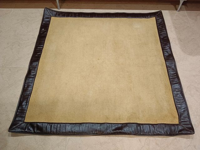 Alfombra de yute y piel.