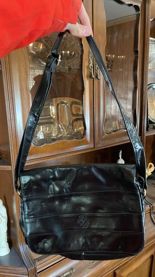 Bolso loewe negro de piel con diseño clásico 