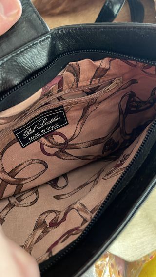 Bolso loewe negro de piel con diseño clásico 