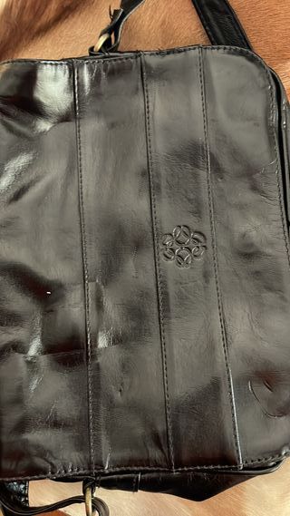 Bolso loewe negro de piel con diseño clásico 