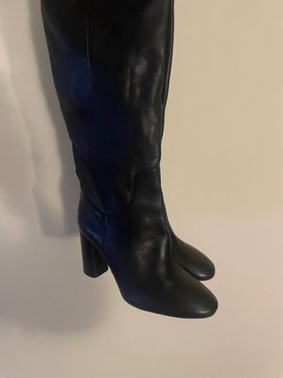 botas altas de piel