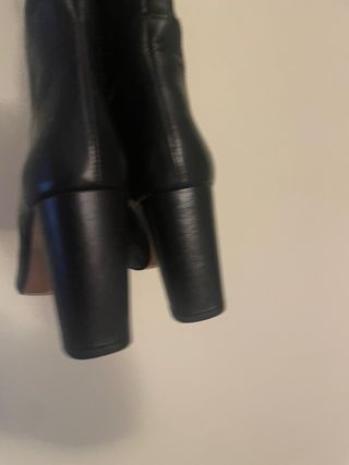 botas altas de piel