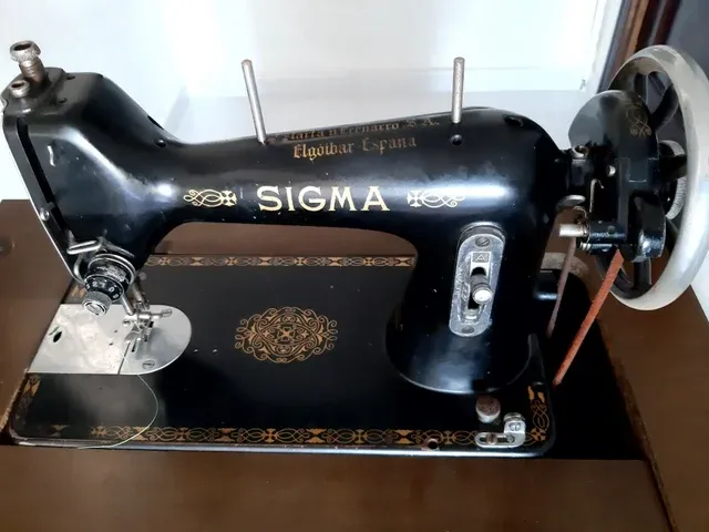 Máquina de coser antigua Sigma con mueble rústico