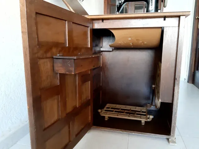 Máquina de coser antigua Sigma con mueble rústico