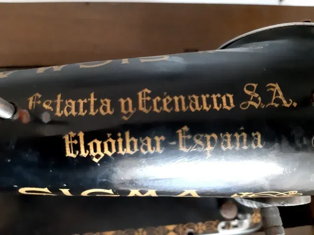 Máquina de coser antigua Sigma con mueble rústico