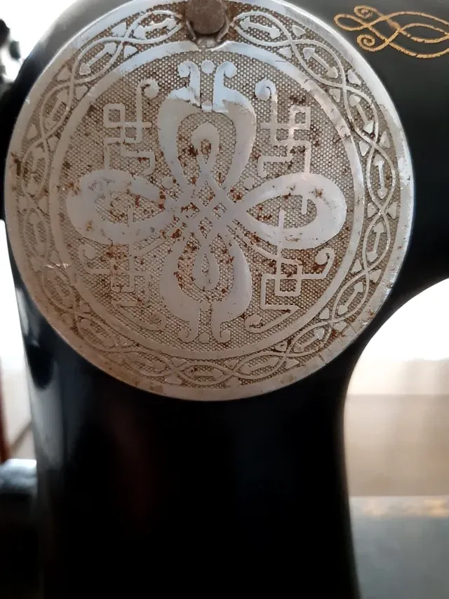 Máquina de coser antigua Sigma con mueble rústico