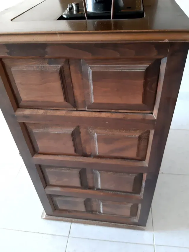 Máquina de coser antigua Sigma con mueble rústico