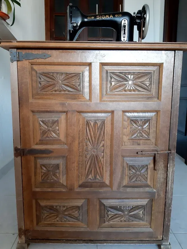 Máquina de coser antigua Sigma con mueble rústico