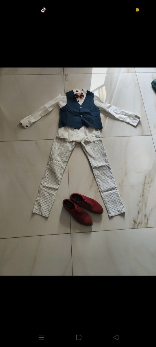 Vestiti da cerimonia o comun ragazzo,