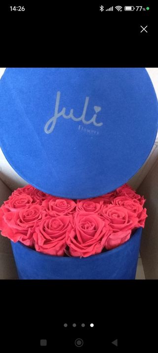 Cofre de rosas artificiales