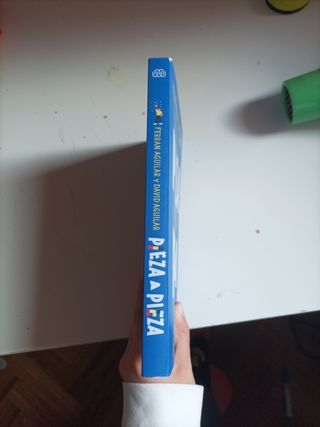Pieza a pieza: La historia del chico que se construyó a sí mismo / Piece by Piec e: The Story of the Boy Who Built Himself (Spanish Edition)