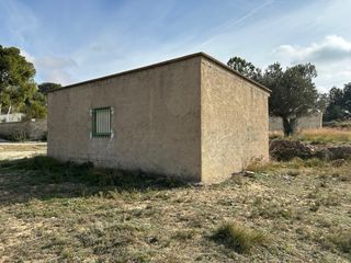 Caseta y terreno. Almacen. casa de campo.