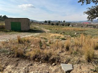 Caseta y terreno. Almacen. casa de campo.