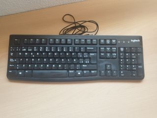 Monitor ViewSonic y teclado Logitech