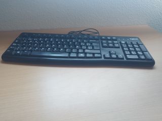 Monitor ViewSonic y teclado Logitech