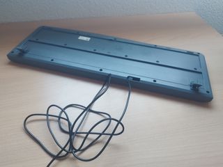 Monitor ViewSonic y teclado Logitech
