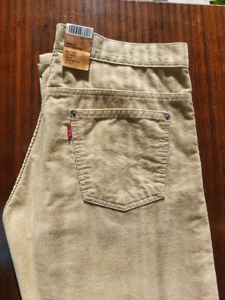 Pantalon Levis Strauss de pana mujer 