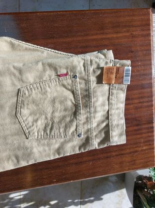 Pantalon Levis Strauss de pana mujer 