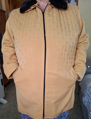 ABRIGO SEÑORA EN PERFECTÍSIMO ESTADO.
