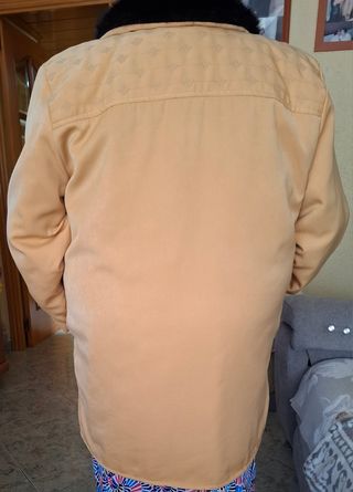 ABRIGO SEÑORA EN PERFECTÍSIMO ESTADO.