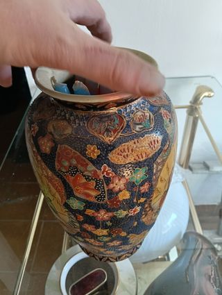 Jarrón con motivos asiáticos